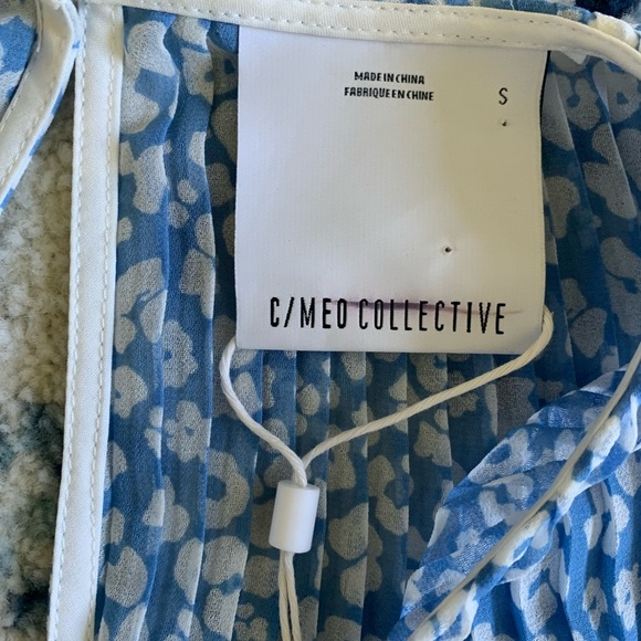 So Settled Romper In Blue Abstract Floral C/MEO - Picture 4 of 6